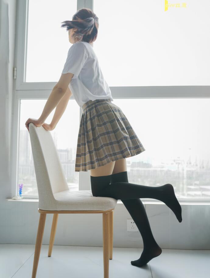 豐滿(mǎn)女鄰居的嫩苞張開(kāi)