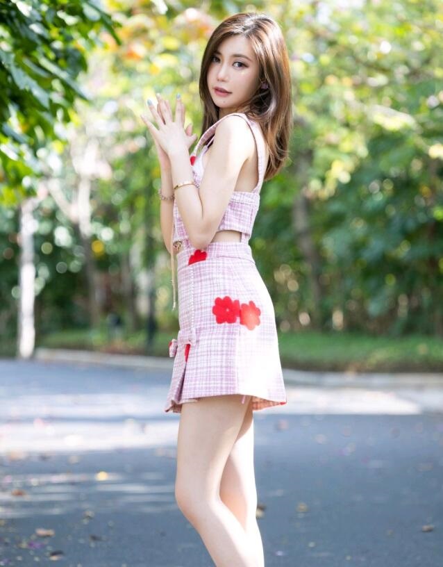 美女脫了內褲張開(kāi)腿讓男人添軟件