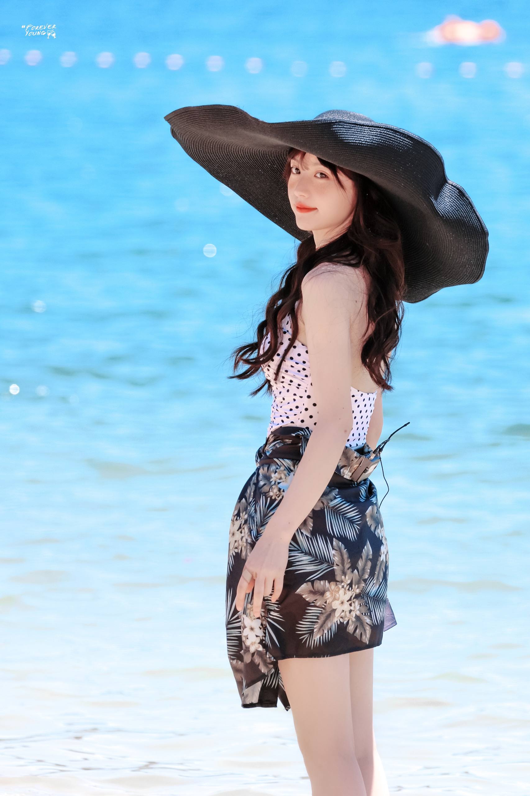 三個(gè)男人躁我一個(gè)爽視頻免費