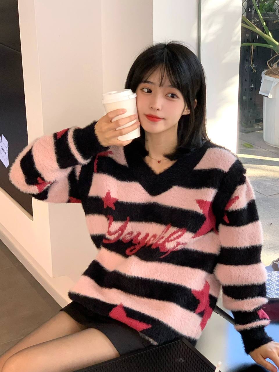 沖破丫頭堅韌的薄膜的視頻